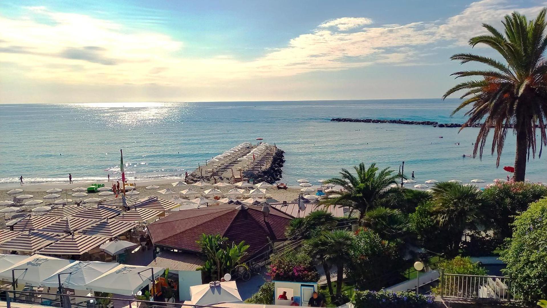 Vakantiehuis La Pace, Il Sole, Il Mare - Casa Indipendente Vista Mare, Posto Auto Privato, Ampio Spazio Esterno Attrezzato, A Pochi Minuti Dalle Spiagge San Remo