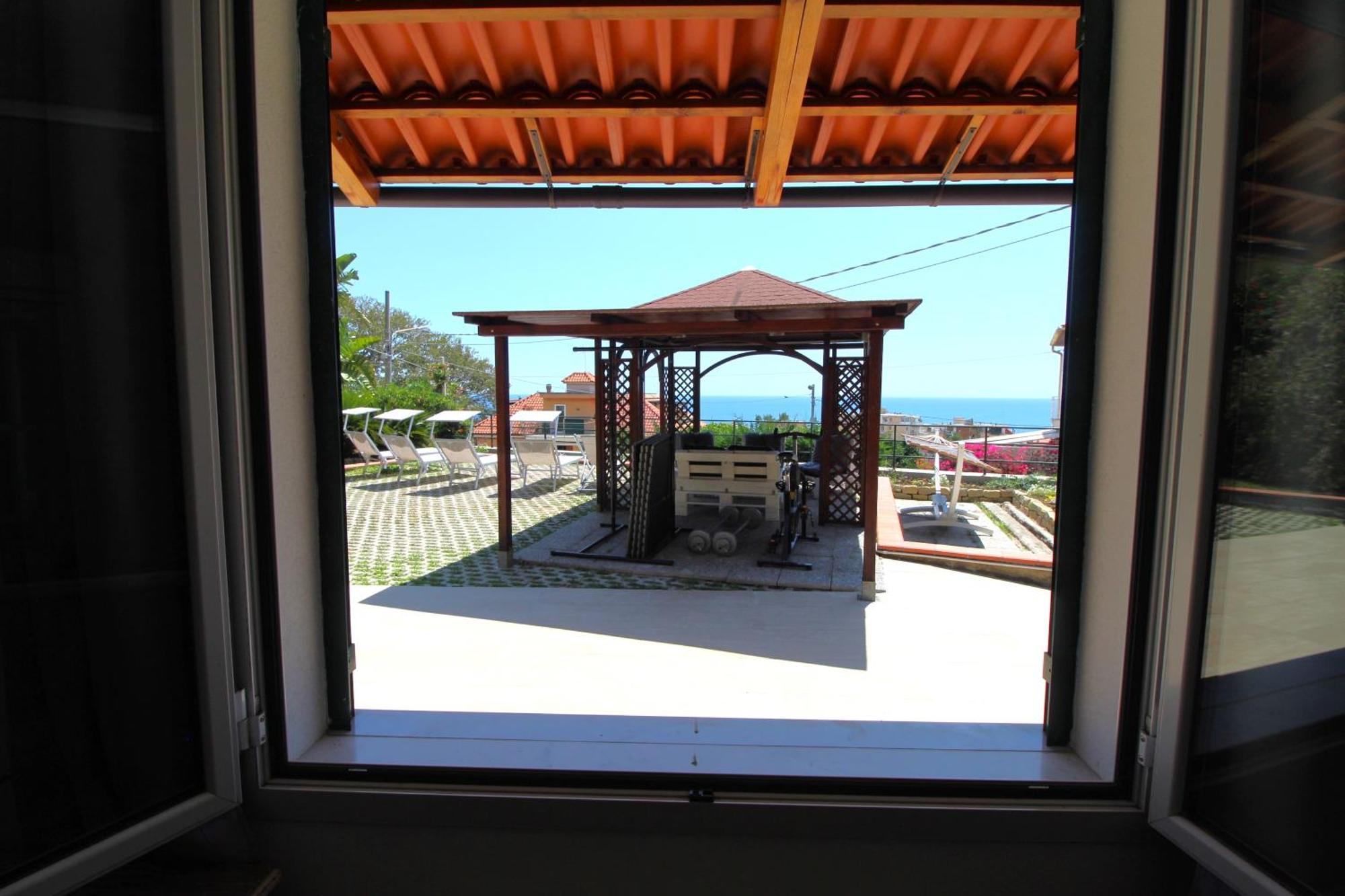 Casa vacanze La Pace, Il Sole, Il Mare - Casa Indipendente Vista Mare, Posto Auto Privato, Ampio Spazio Esterno Attrezzato, A Pochi Minuti Dalle Spiagge