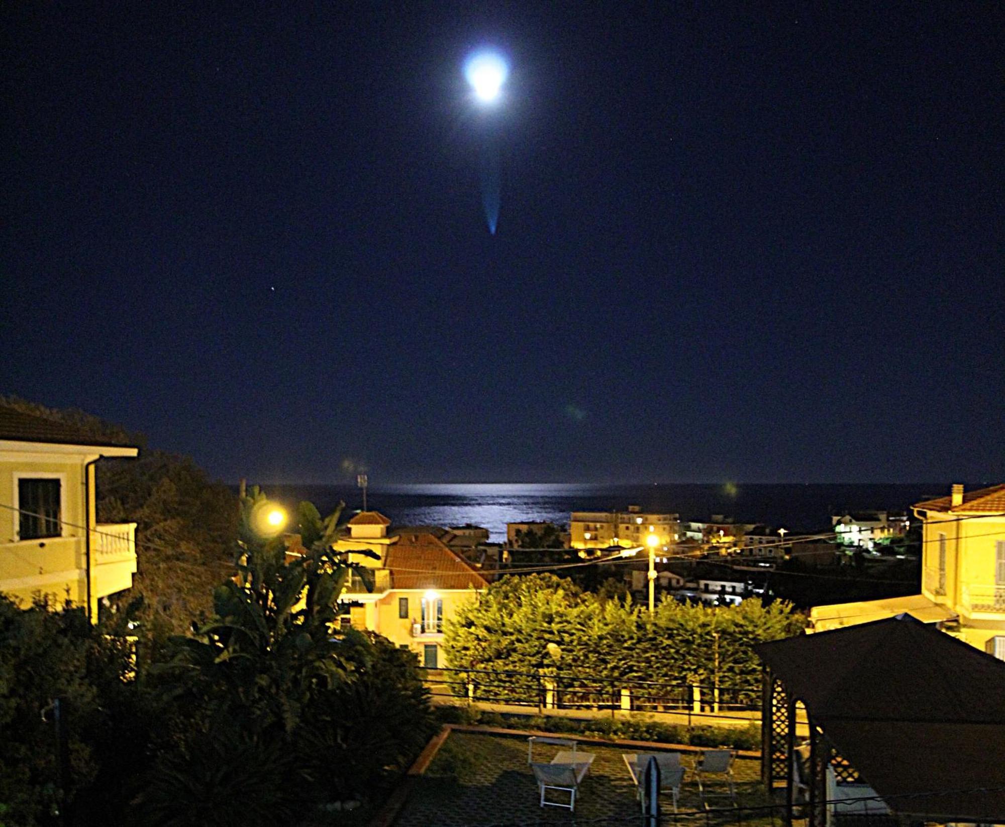 Casa vacanze La Pace, Il Sole, Il Mare - Casa Indipendente Vista Mare, Posto Auto Privato, Ampio Spazio Esterno Attrezzato, A Pochi Minuti Dalle Spiagge *